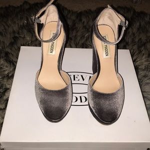 STEVE MADDEN DARLA GREY VELVET SHOES size 5.5